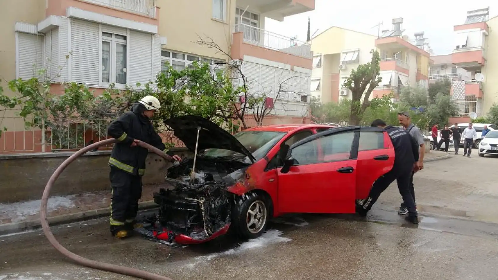 Otomobil alev alev yandı, görüntüyü çeken afacanların yorumları gülümsetti
