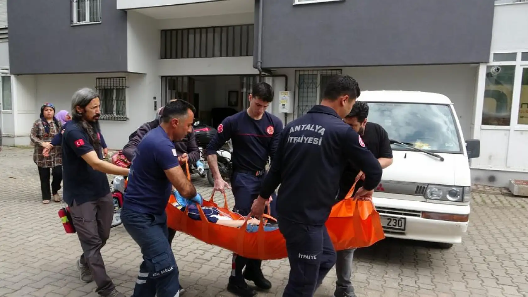Sağlık ekiplerinin müdahalesi ile hayata döndürüldü, öldüğünü düşünen yakını 'Beni de öldürün' diyerek feryat etti