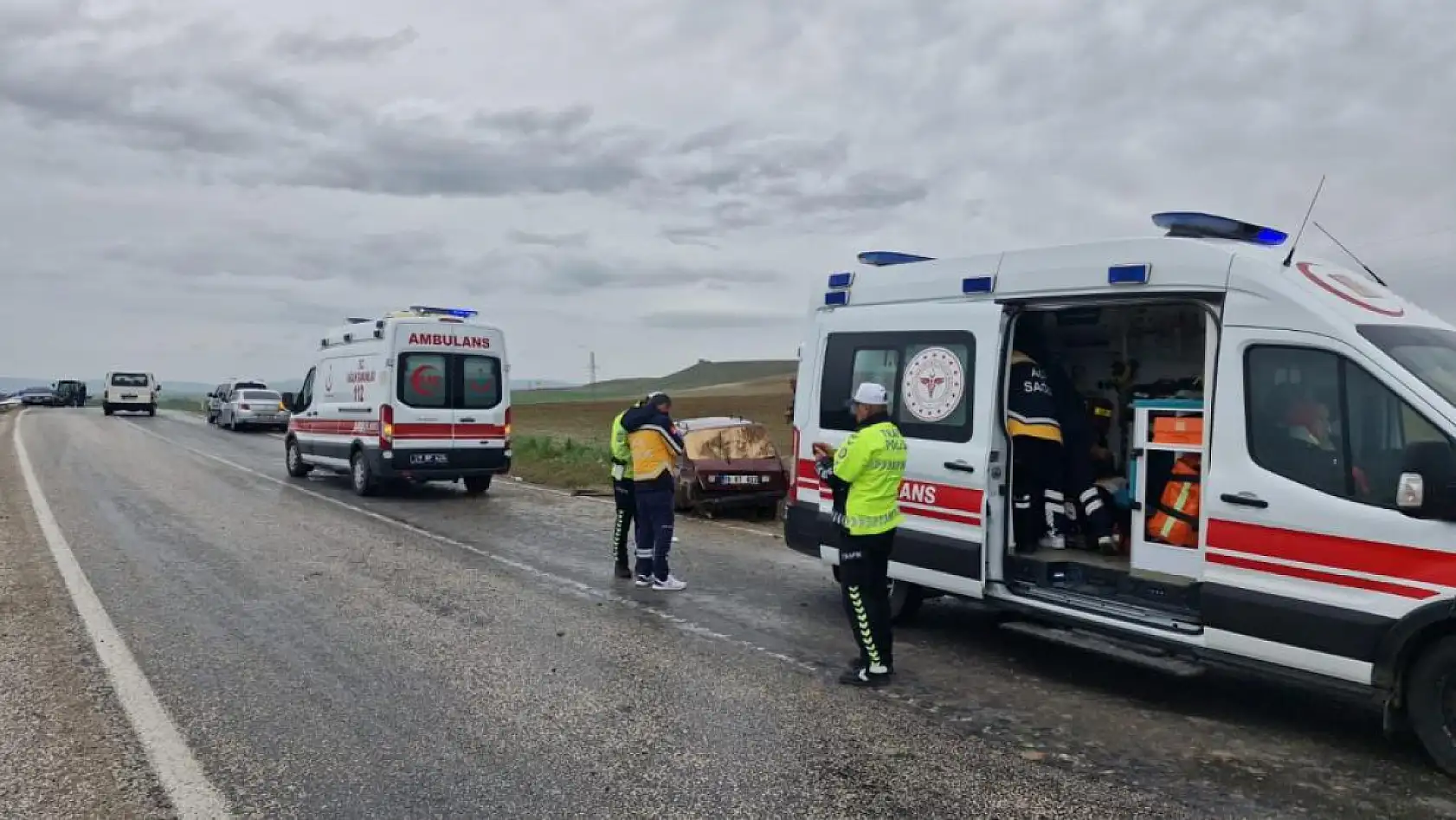 Kontrolden çıkan araç devrildi: 1'i çocuk 6 yaralı