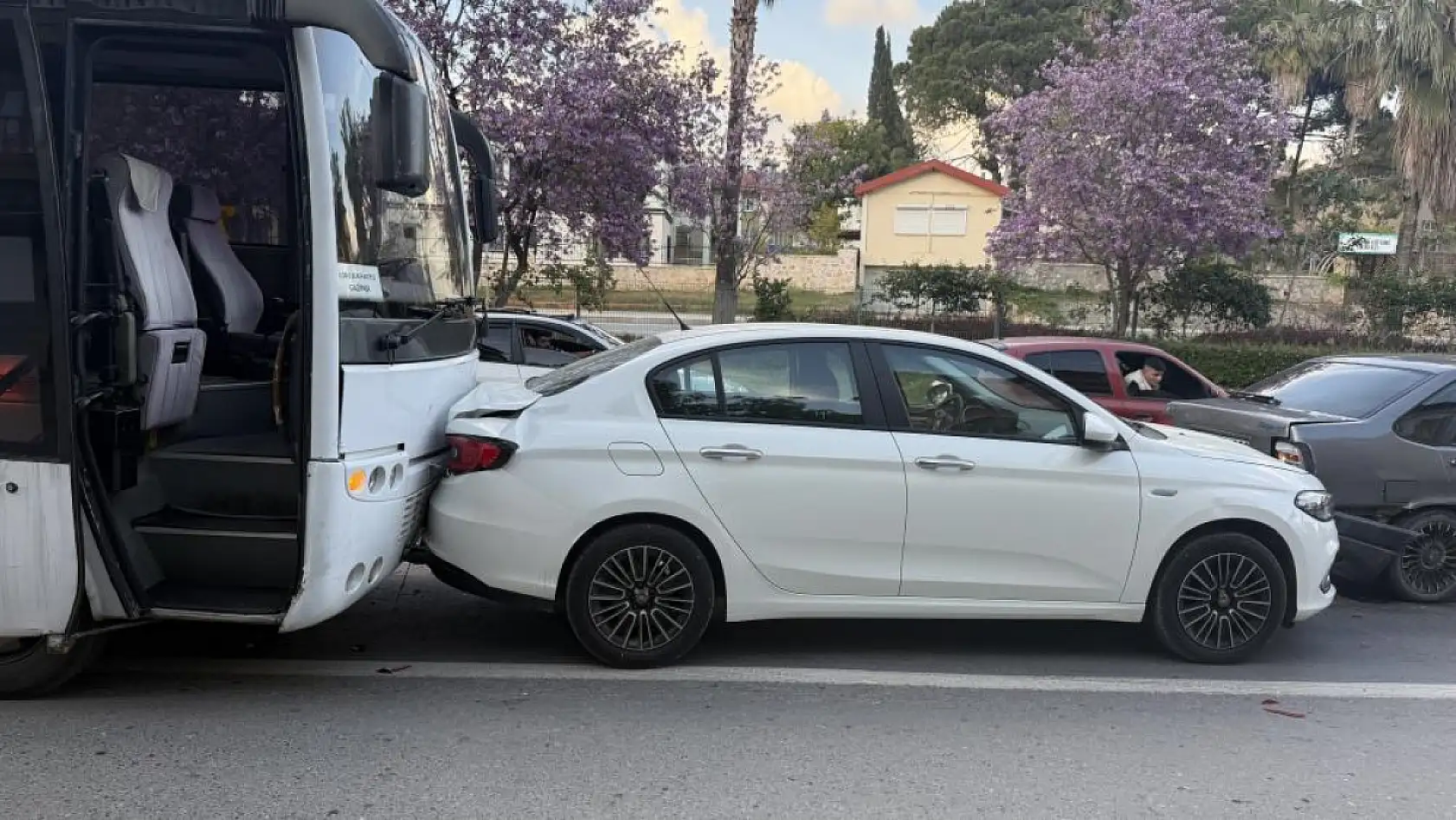 Zincirleme kaza: 2'si çocuk 3 kişi yaralandı