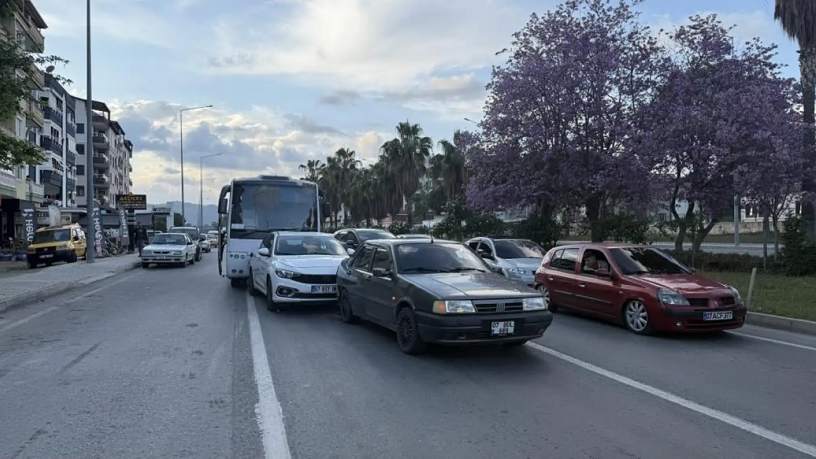 Zincirleme kaza: 2'si çocuk 3 kişi yaralandı