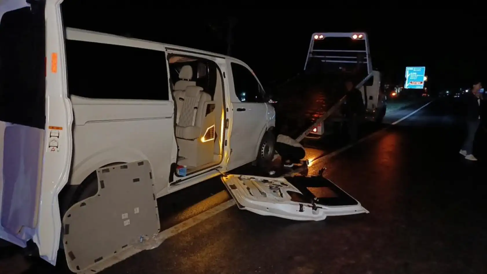 Aynı firmaya ait 2 tur aracı çarpıştı, 4'ü turist 6 kişi yaralandı