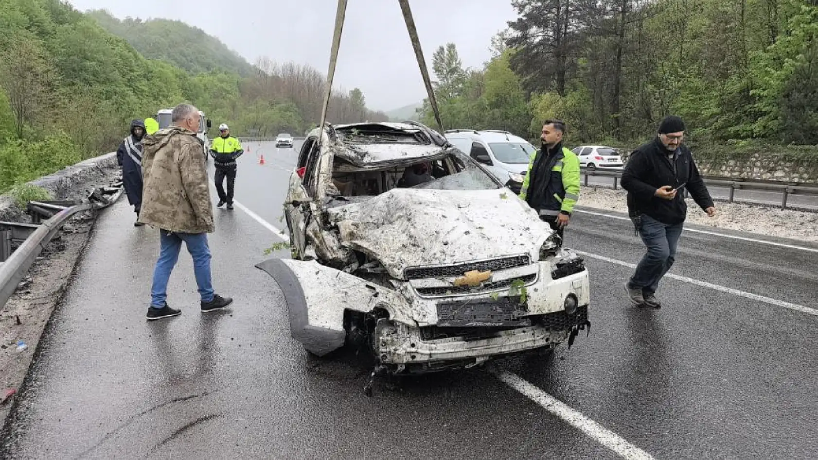 Kontrolden çıkan araç ormana uçtu: 1 ölü, 3 yaralı