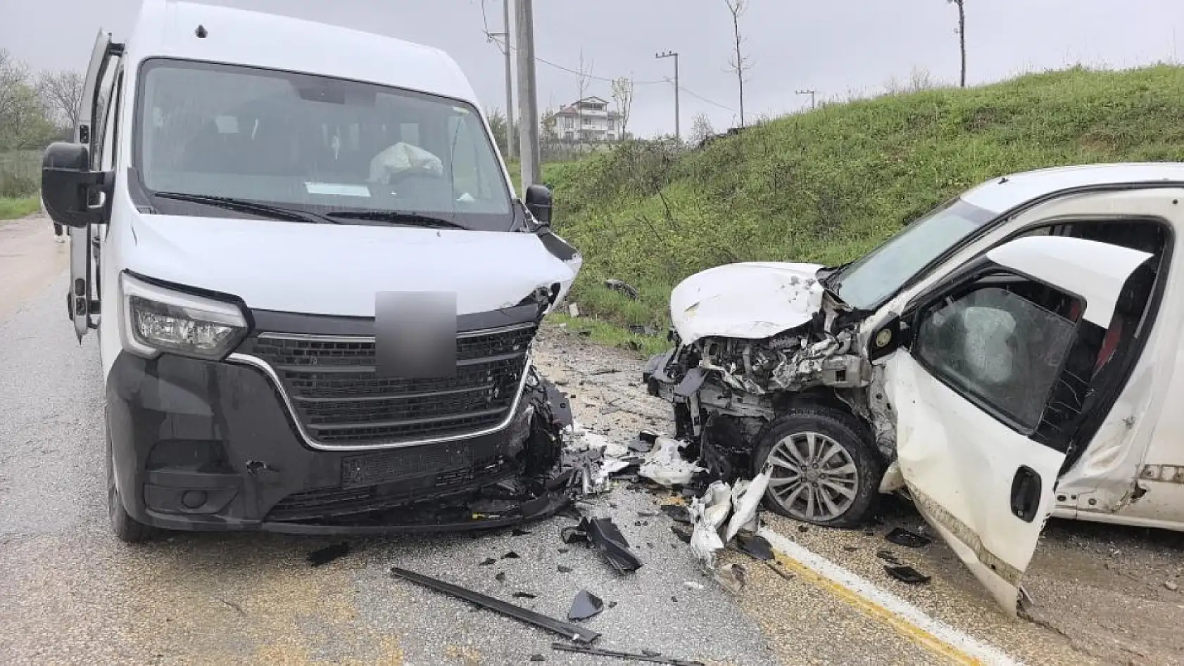 Servis minibüsü ile ticari araç çarpıştı: 13 yaralı