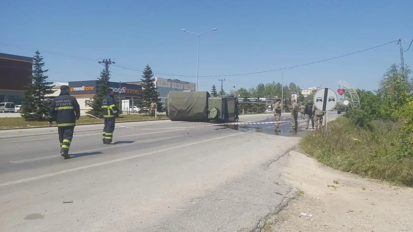 Askeri araçla otomobil çarpıştı: 3'ü askeri personel 4 kişi yaralandı