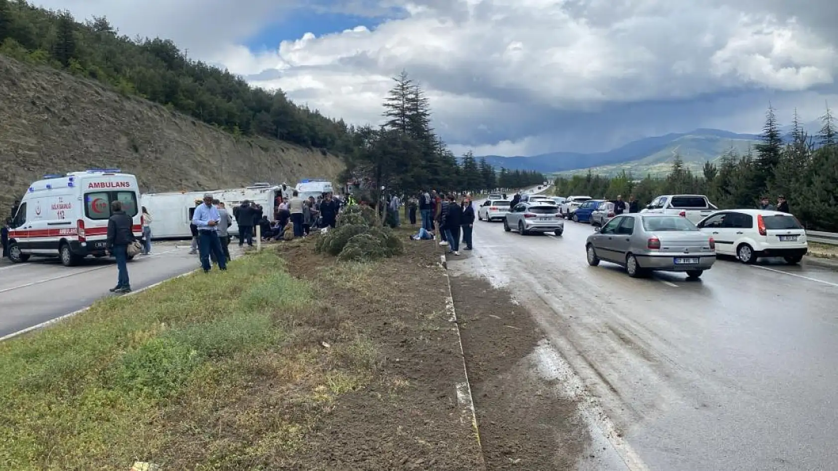 Isparta'da feci kaza: Midibüs devrildi, çok sayıda yaralı var