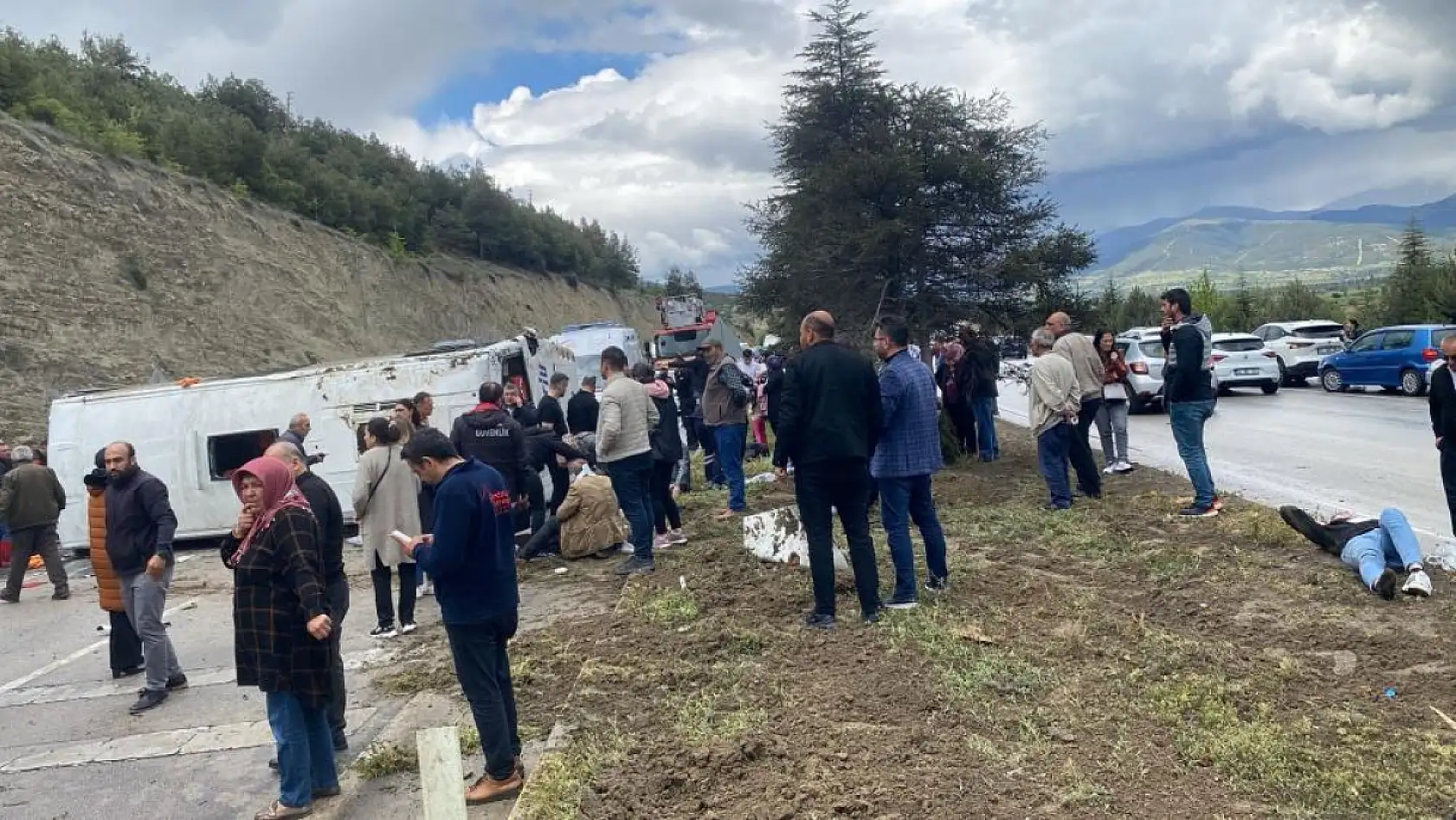 Isparta'da feci kaza: Midibüs devrildi, çok sayıda yaralı var