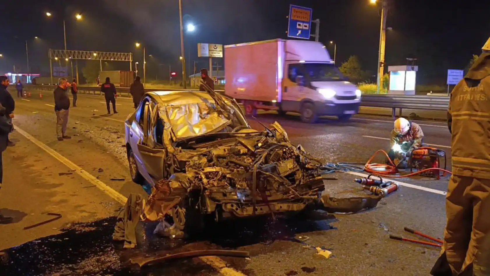 Otomobil kamyonun altına girdi, sürücü ağır yaralandı