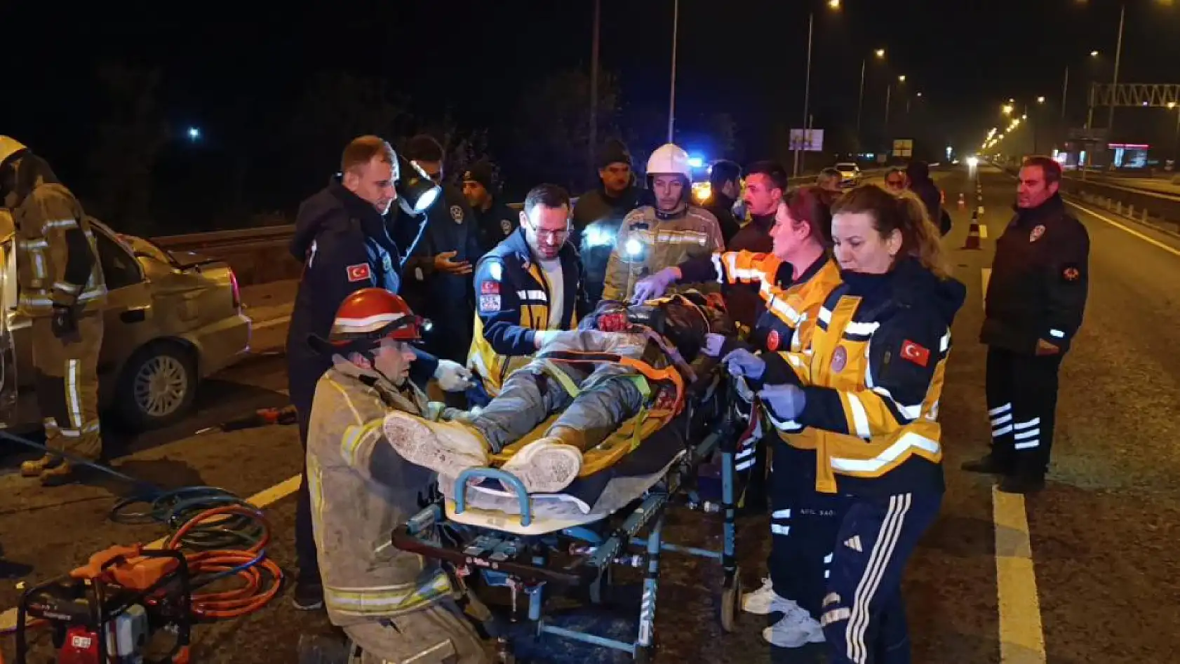 Otomobil kamyonun altına girdi, sürücü ağır yaralandı