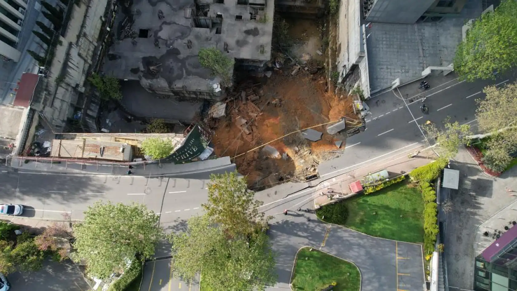 İstanbul'da yol çöktü: Doğalgaz sıkıştı, patlama oldu