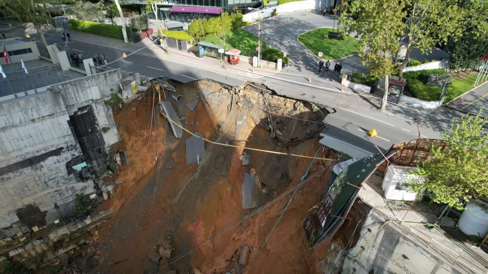İstanbul'da yol çöktü: Doğalgaz sıkıştı, patlama oldu