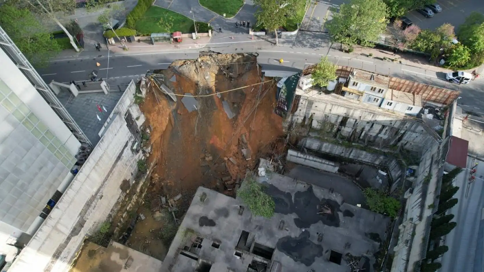 İstanbul'da yol çöktü: Doğalgaz sıkıştı, patlama oldu
