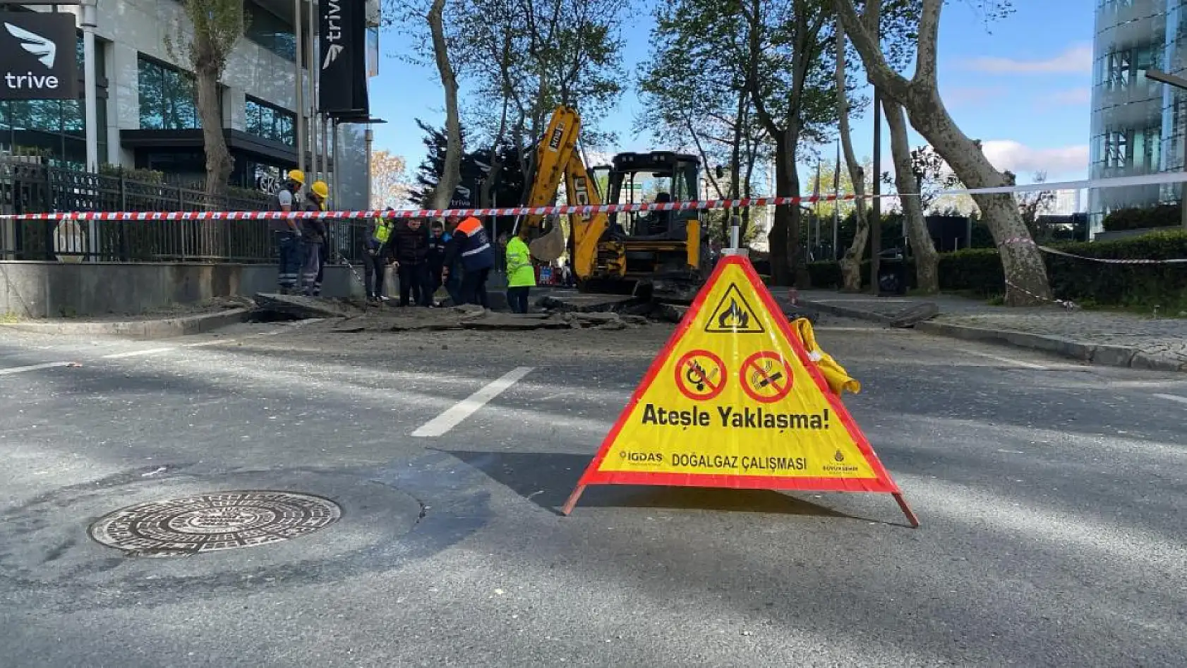 İstanbul'da yol çöktü: Doğalgaz sıkıştı, patlama oldu