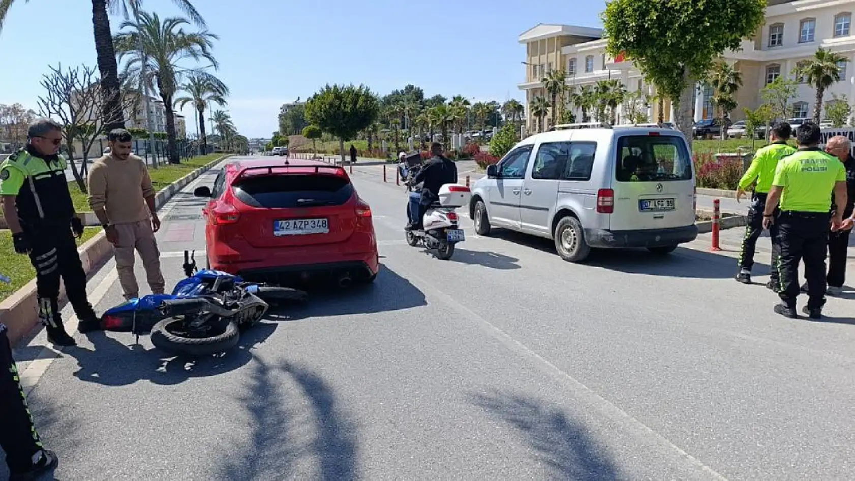 Aynı noktada peş peşe motosiklet kazaları: Polis ve sağlık ekipleri hangisine yetişeceğini şaşırdı