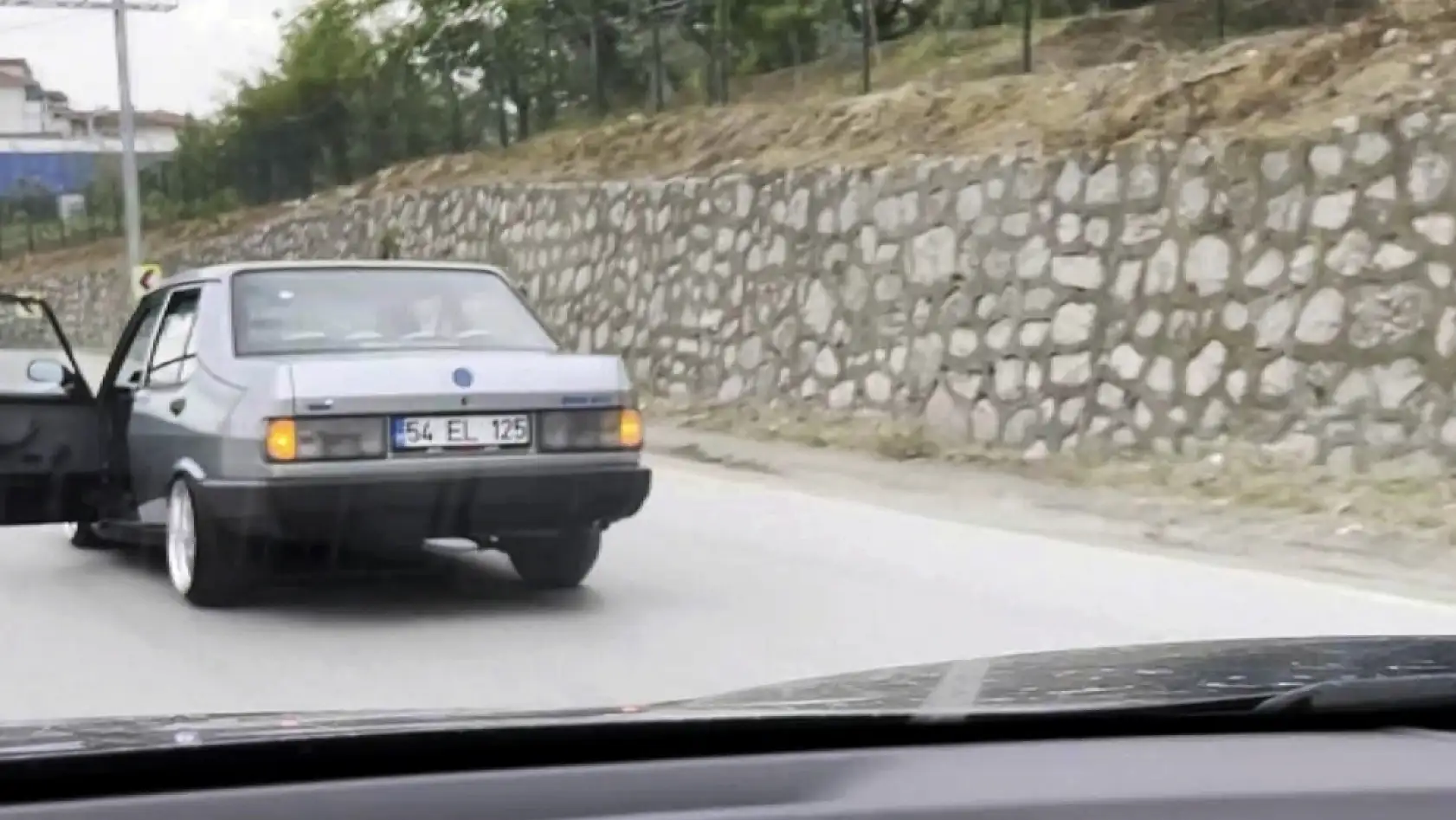 Düğün konvoyunda akıl almaz görüntü