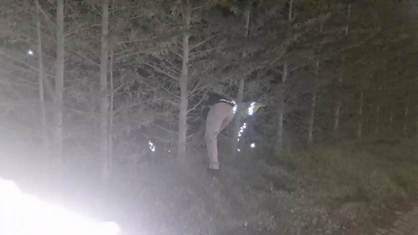 Kimlik kontrolü sırasında kaçtı, peşinden koşan polislerle beraber bataklığa düştü