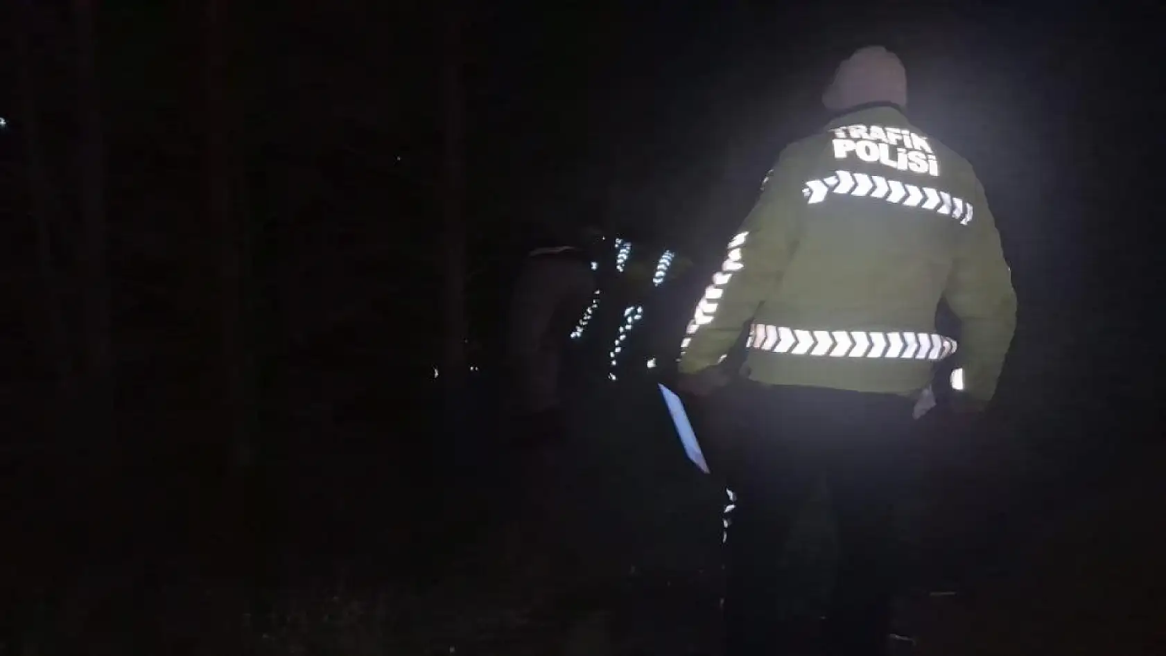 Kimlik kontrolü sırasında kaçtı, peşinden koşan polislerle beraber bataklığa düştü