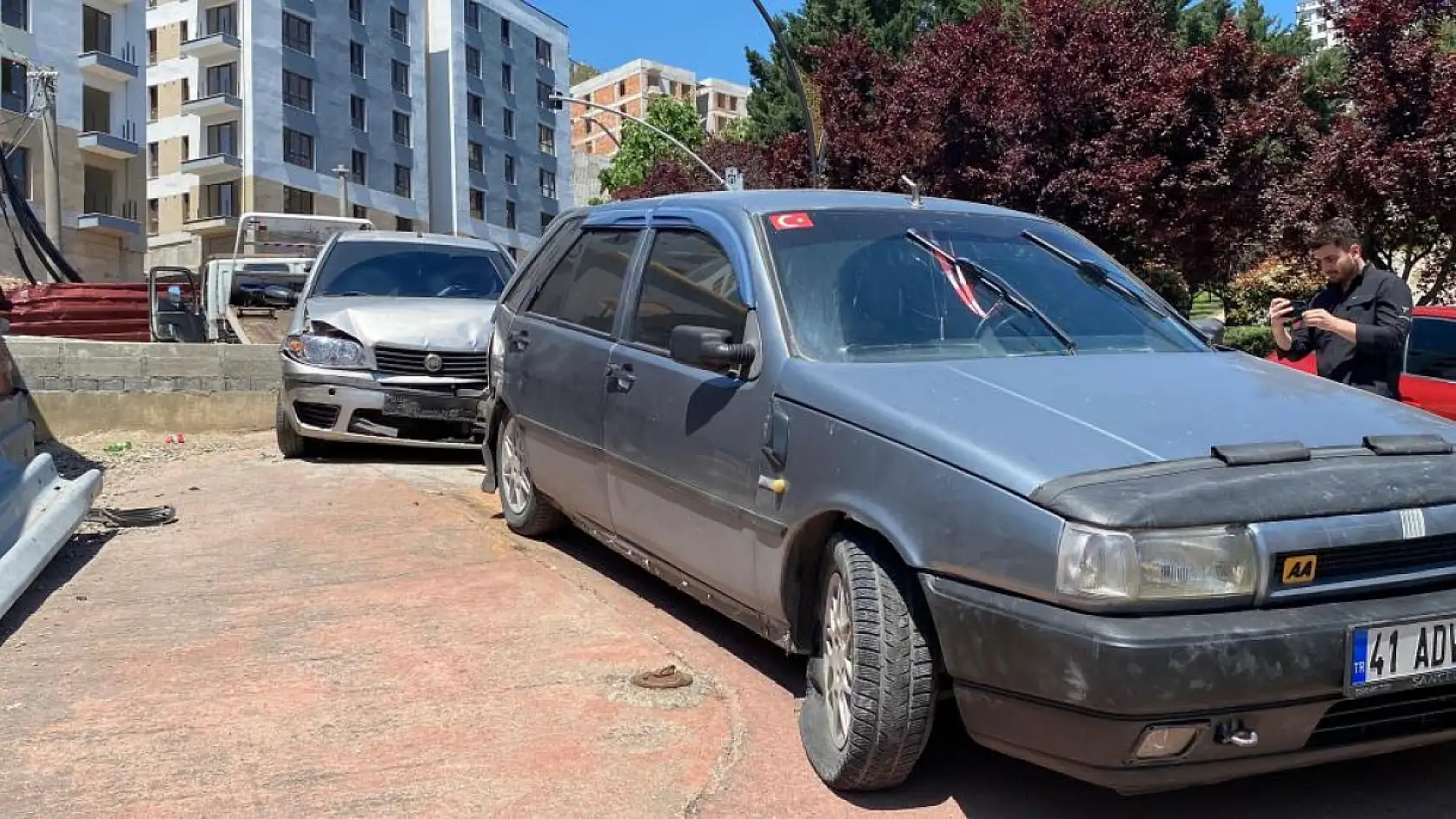 Freni boşalan otomobil trafik ışıklarında bekleyen araca çarptı: 5 yaralı