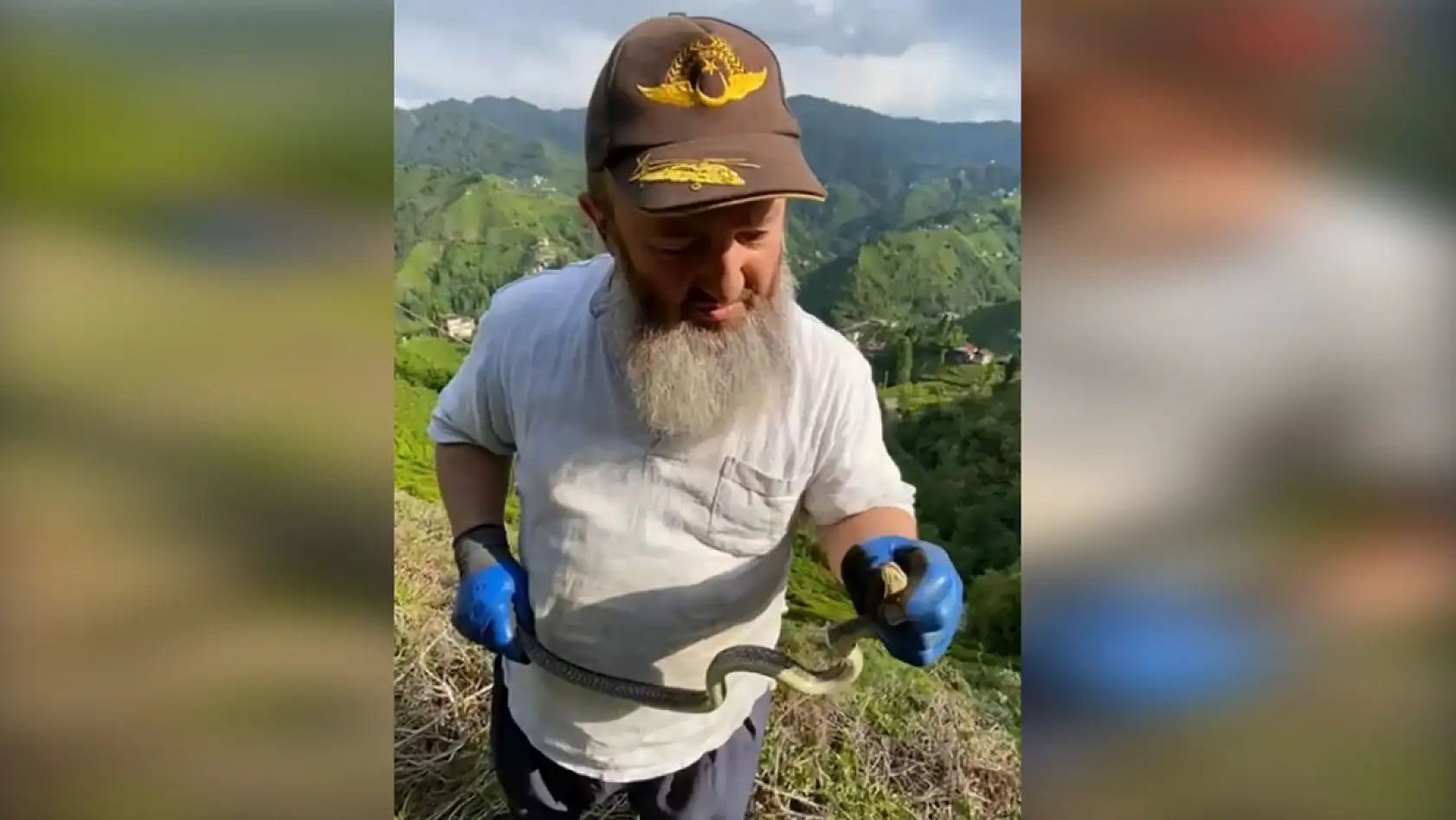'Allah Güzel Yaratmış' Dedi, Zehirli Yılanı Kolye Gibi Taktı!
