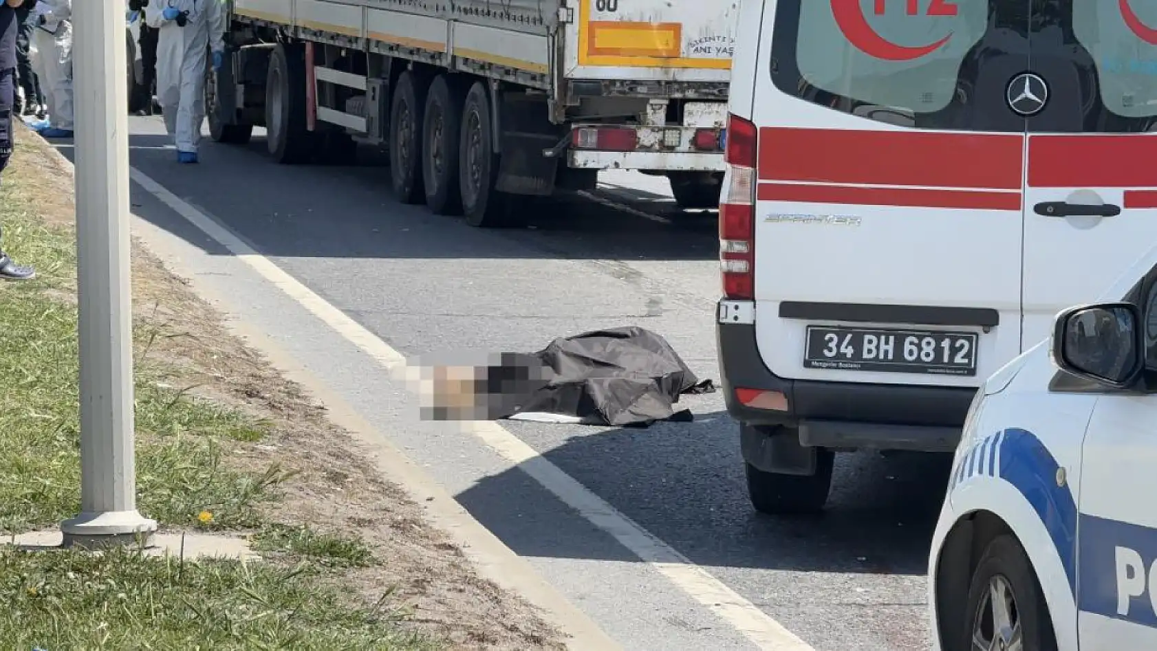 Yolun karşısına geçerken tır çaptı: Olay yerinde hayatını kaybetti