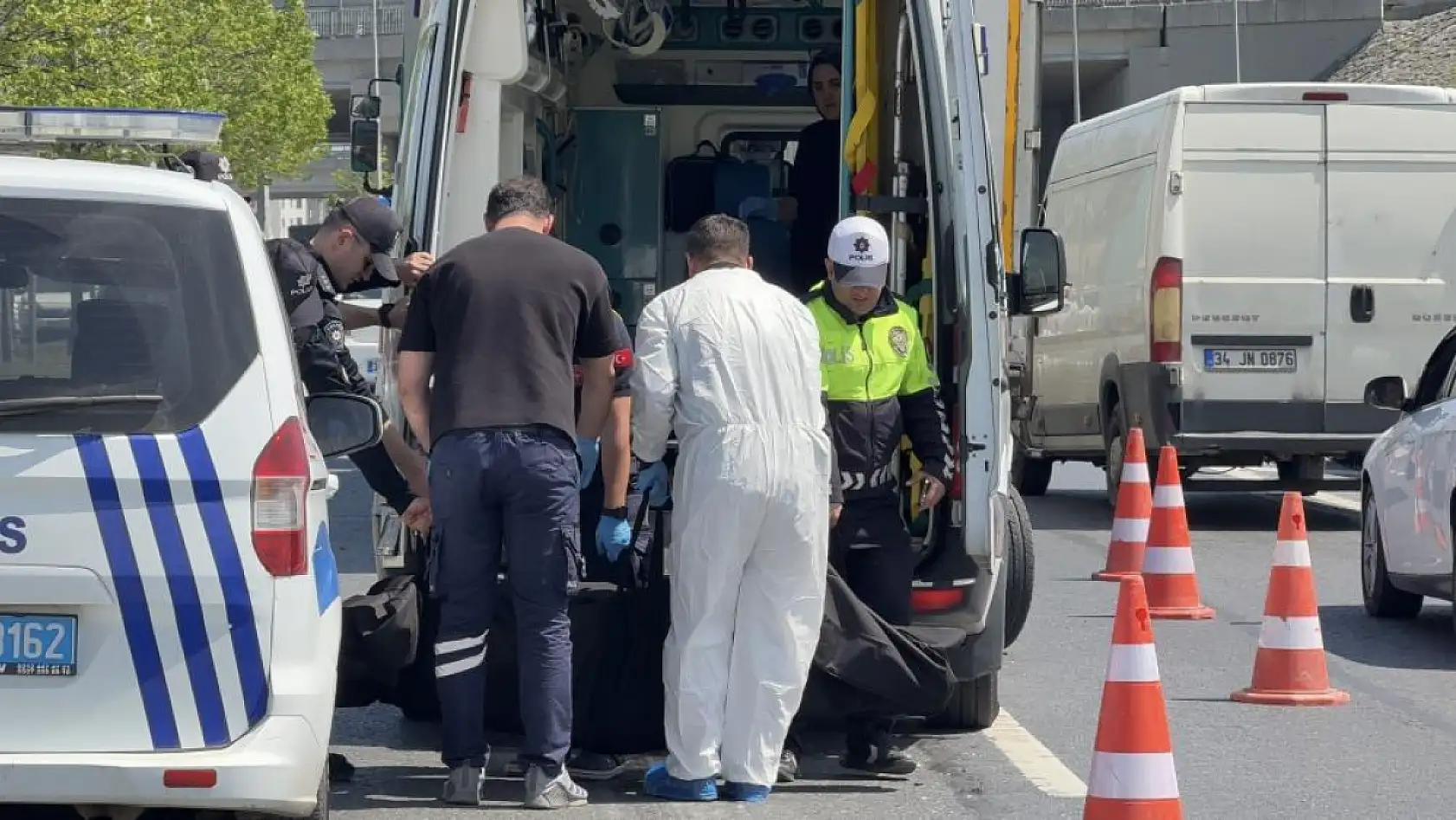 Yolun karşısına geçerken tır çaptı: Olay yerinde hayatını kaybetti