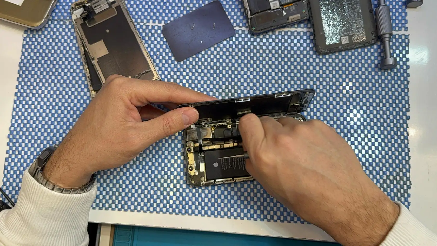 Sıfır telefon yerine tamir arttı