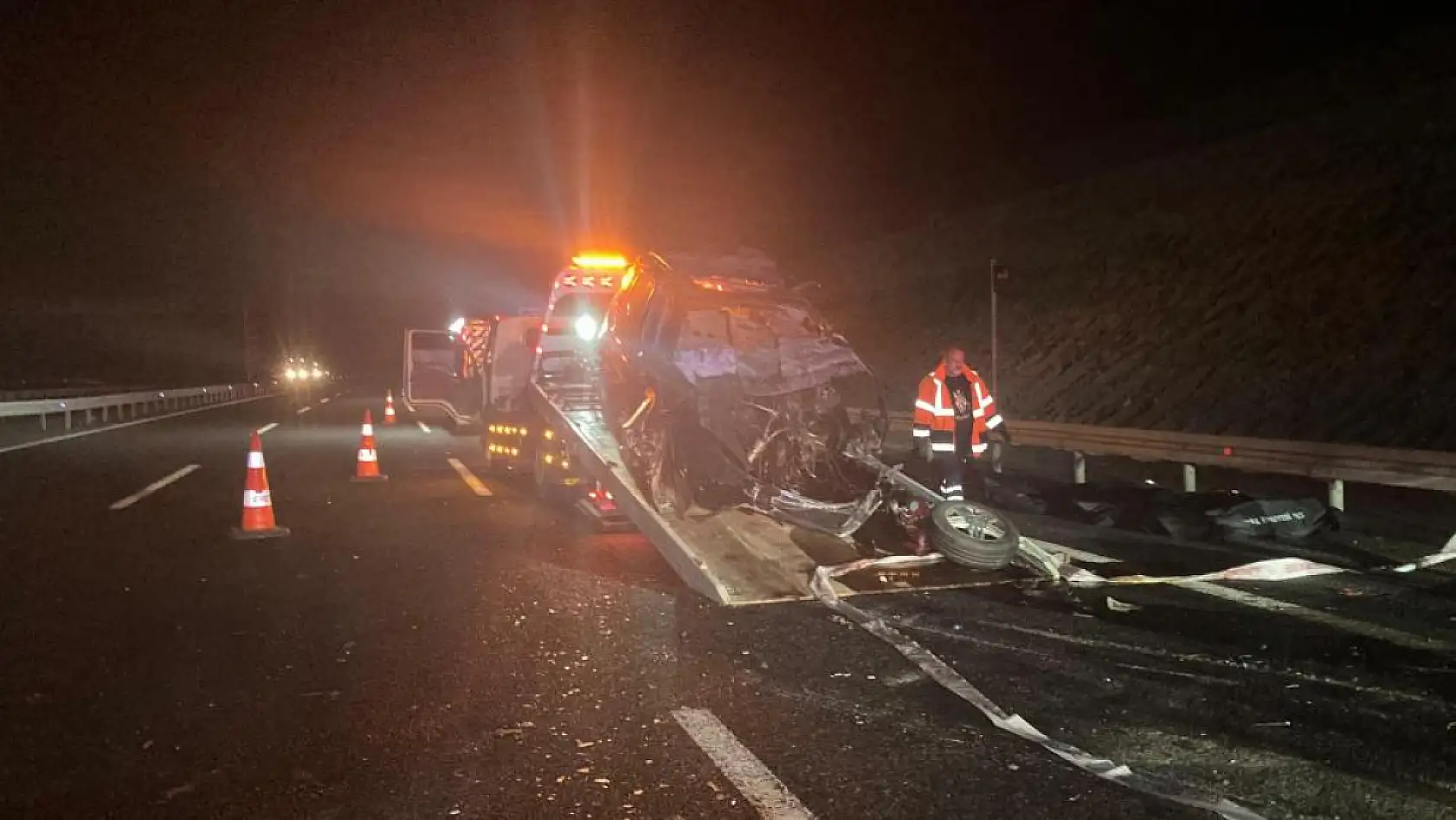 Feci kaza... 2 otomobil kafa kafaya çarpıştı: 4 ölü, 1 yaralı