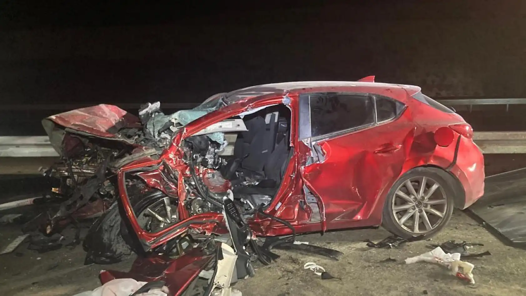 Feci kaza... 2 otomobil kafa kafaya çarpıştı: 4 ölü, 1 yaralı