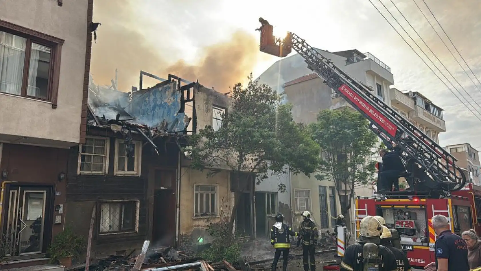 2 ev alev alev yandı: Yanan ahşap ev duvarı 2 itfaiye erinin üzerine düştü