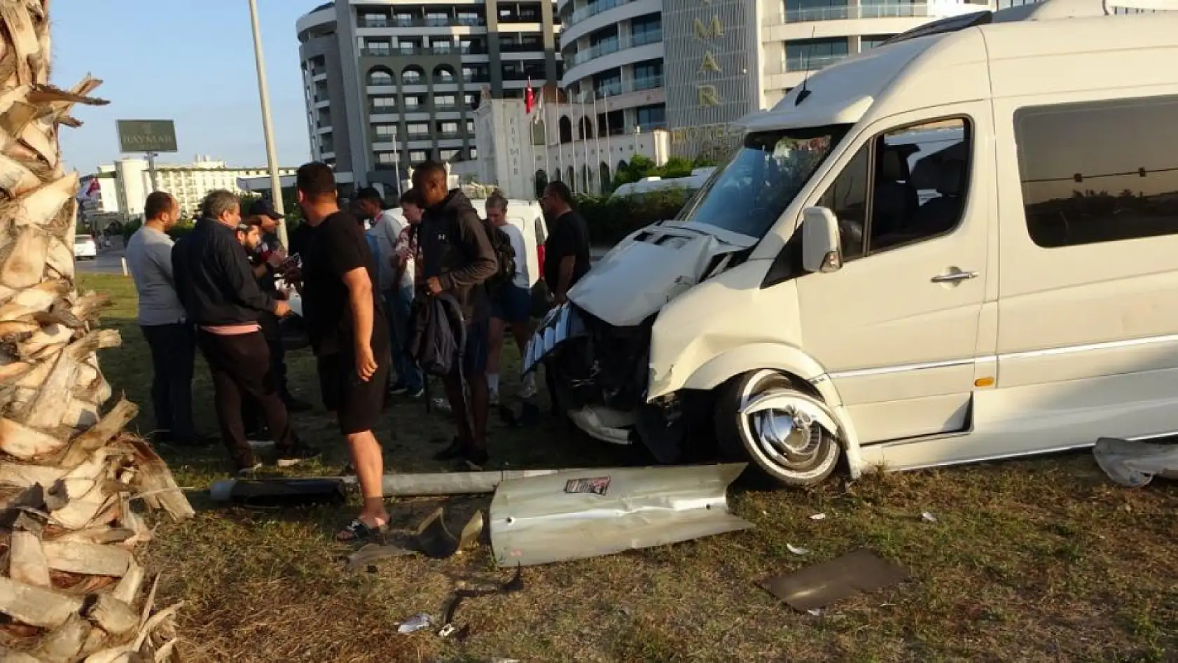 Hafif ticari araç ile tur aracı çarpıştı, 3'ü turist 4 kişi yaralandı