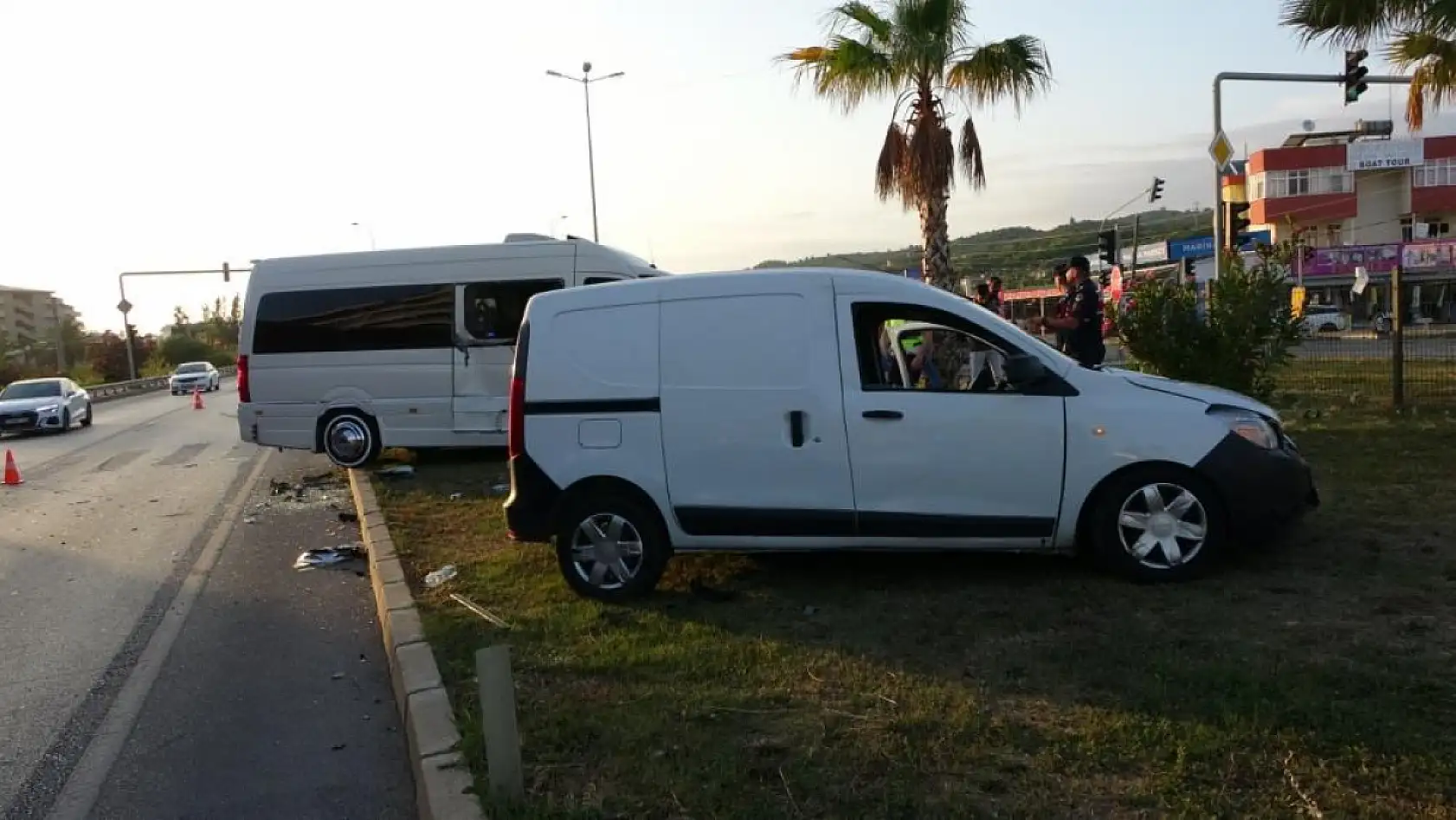 Hafif ticari araç ile tur aracı çarpıştı, 3'ü turist 4 kişi yaralandı