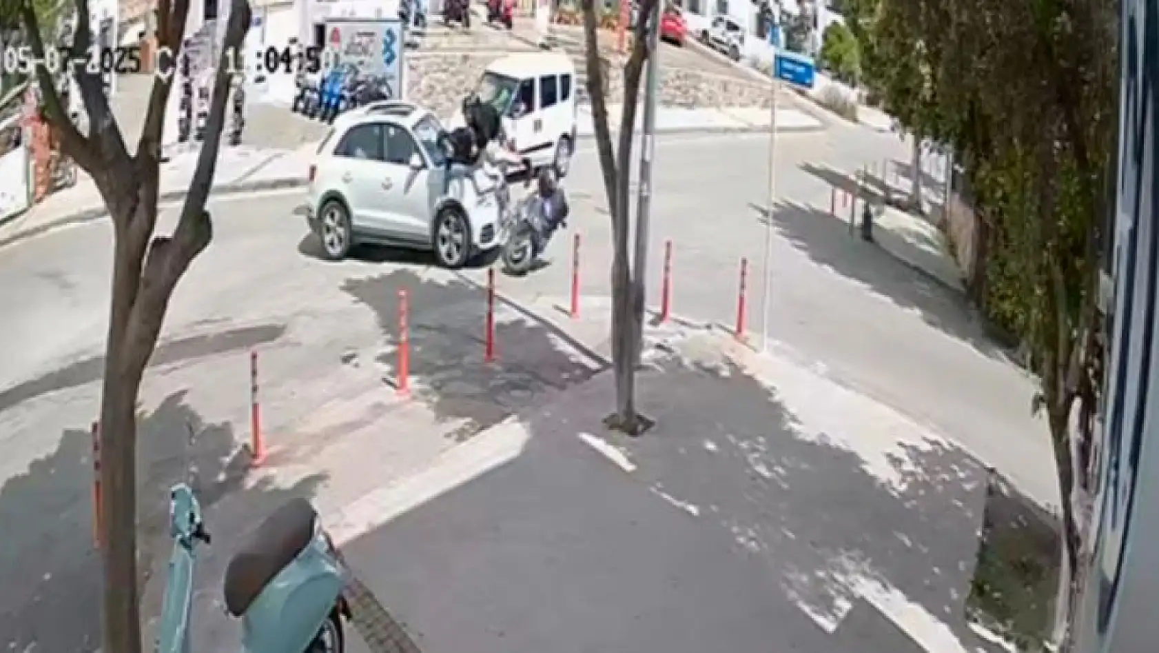 Bodrum'da motosiklet cipe çarptı: 2 yaralı