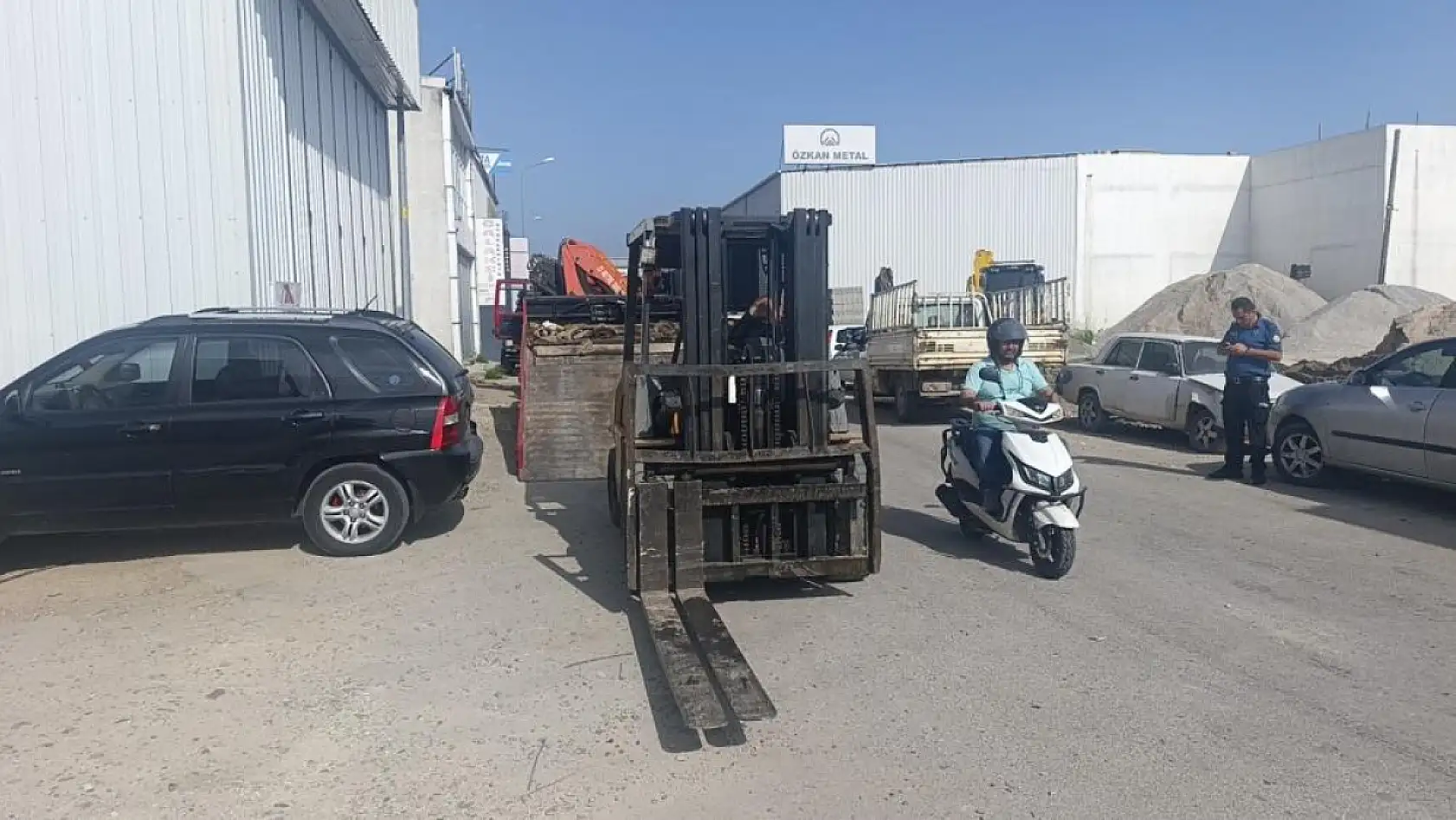 Kurtarıcıdan inerken halatı kopan forklift, park halindeki otomobile çarptı