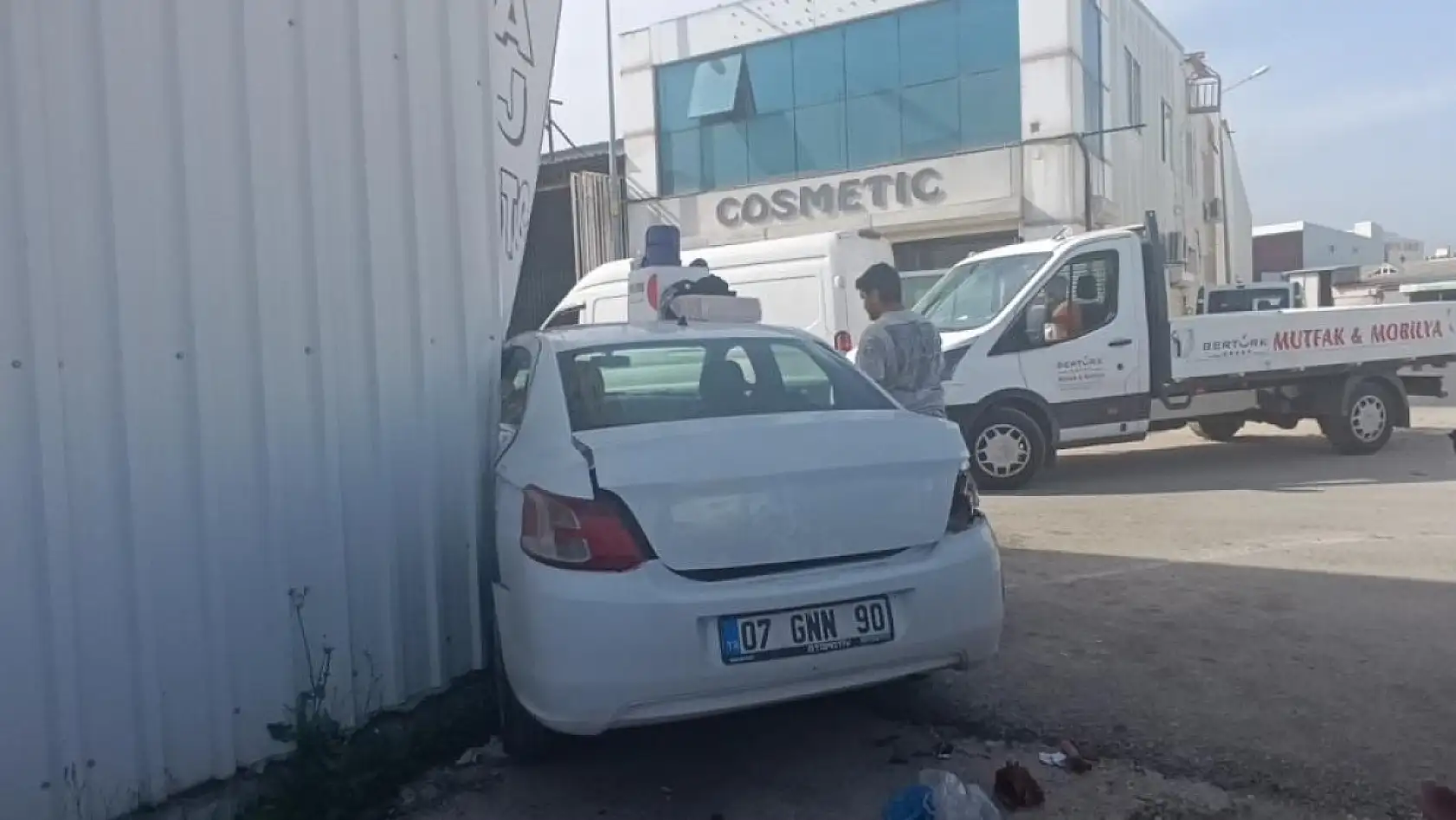 Kurtarıcıdan inerken halatı kopan forklift, park halindeki otomobile çarptı