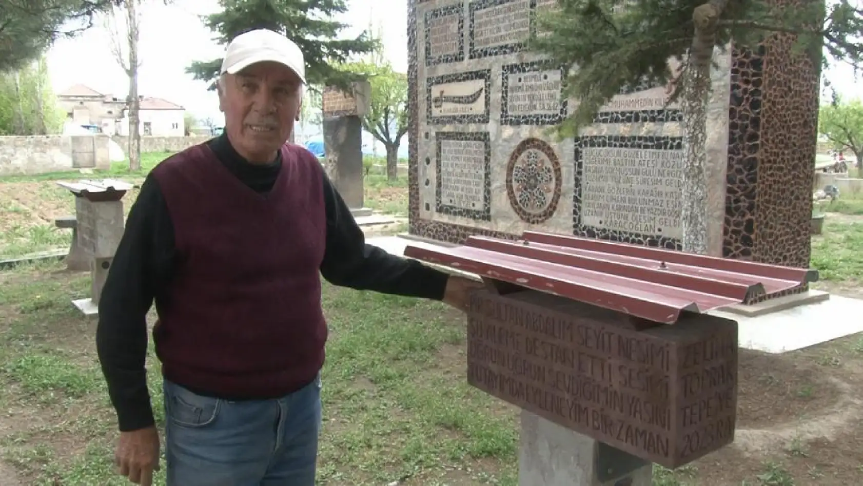 Aşkını taşlara kazıdı