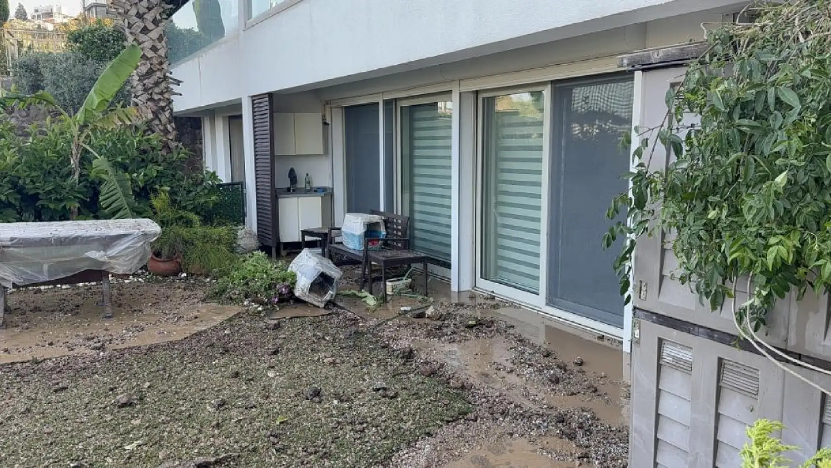 Bodrum'da su borusu bomba gibi patladı, site savaş alanına döndü