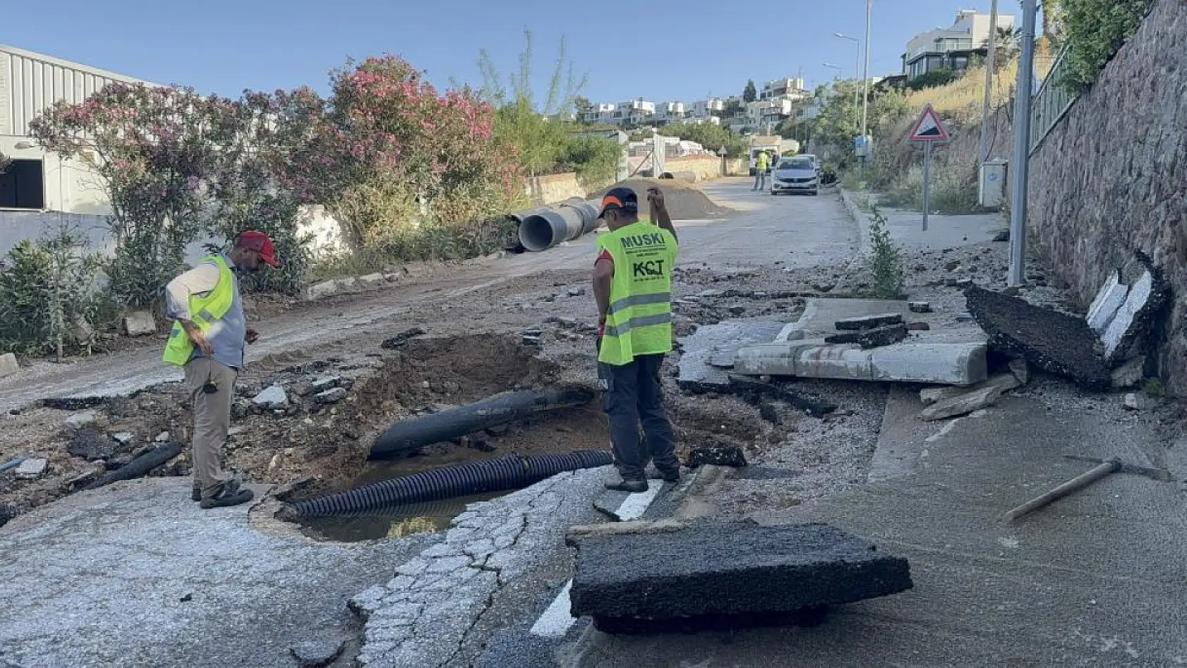Bodrum'da su borusu bomba gibi patladı, site savaş alanına döndü