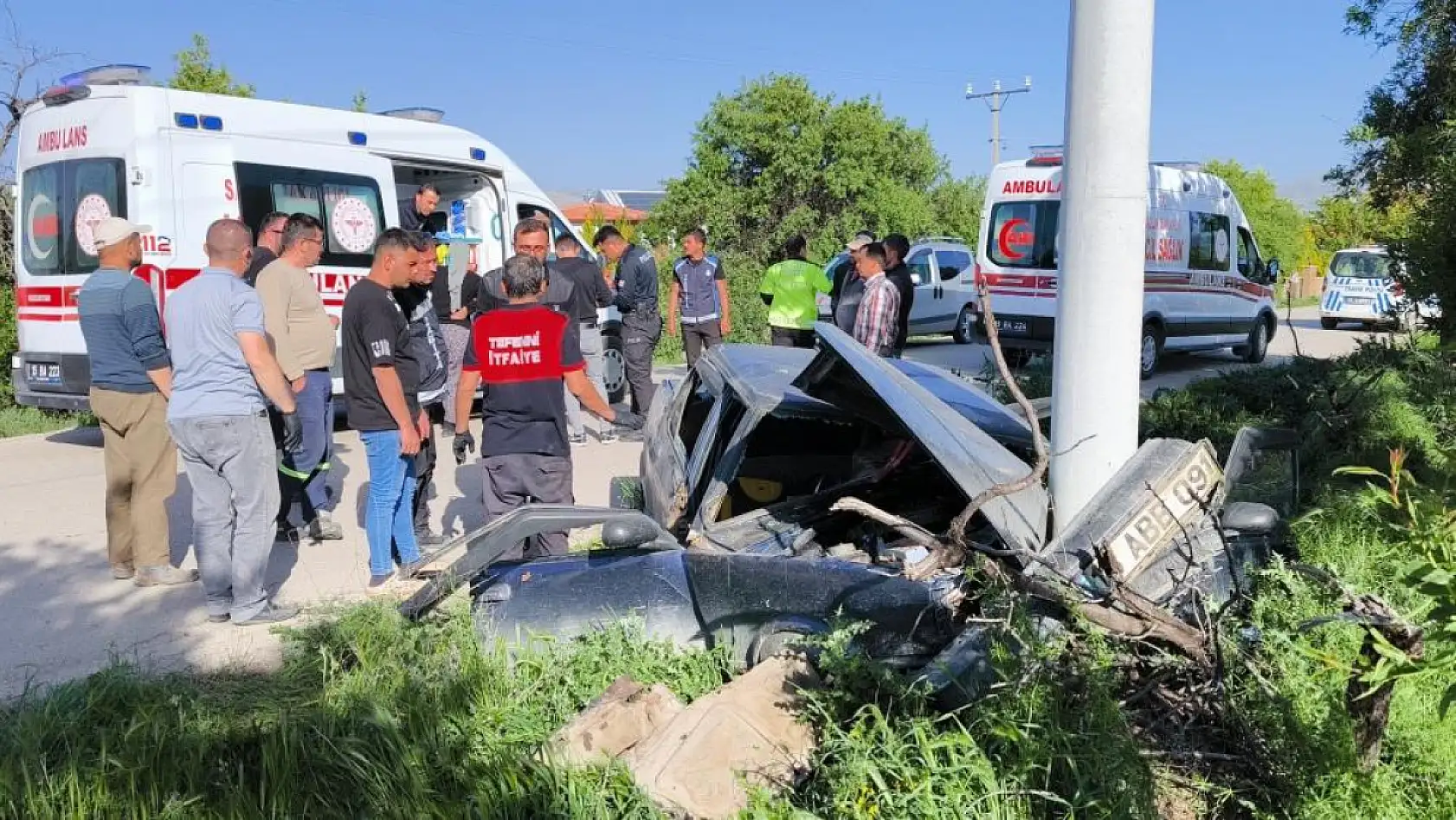 Sollama faciası! Direğe çarpan araçta karı-koca yaralandı