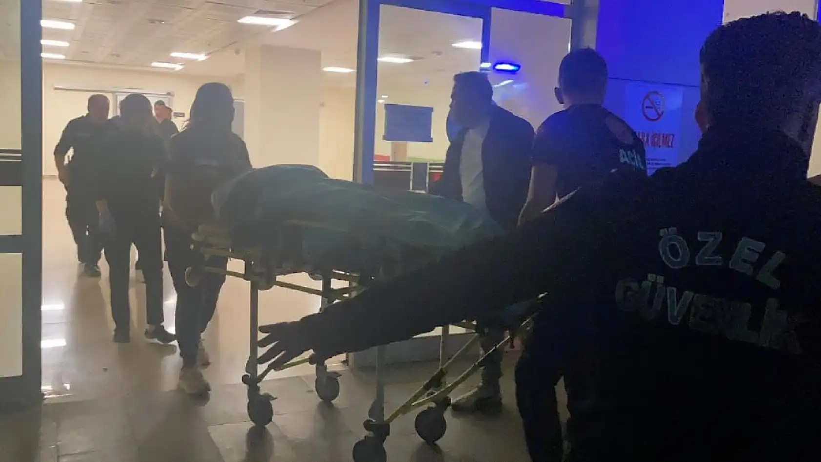 Kaldırımdaki trafik levhasına çarpan motosikletteki 2 kişi yaralandı