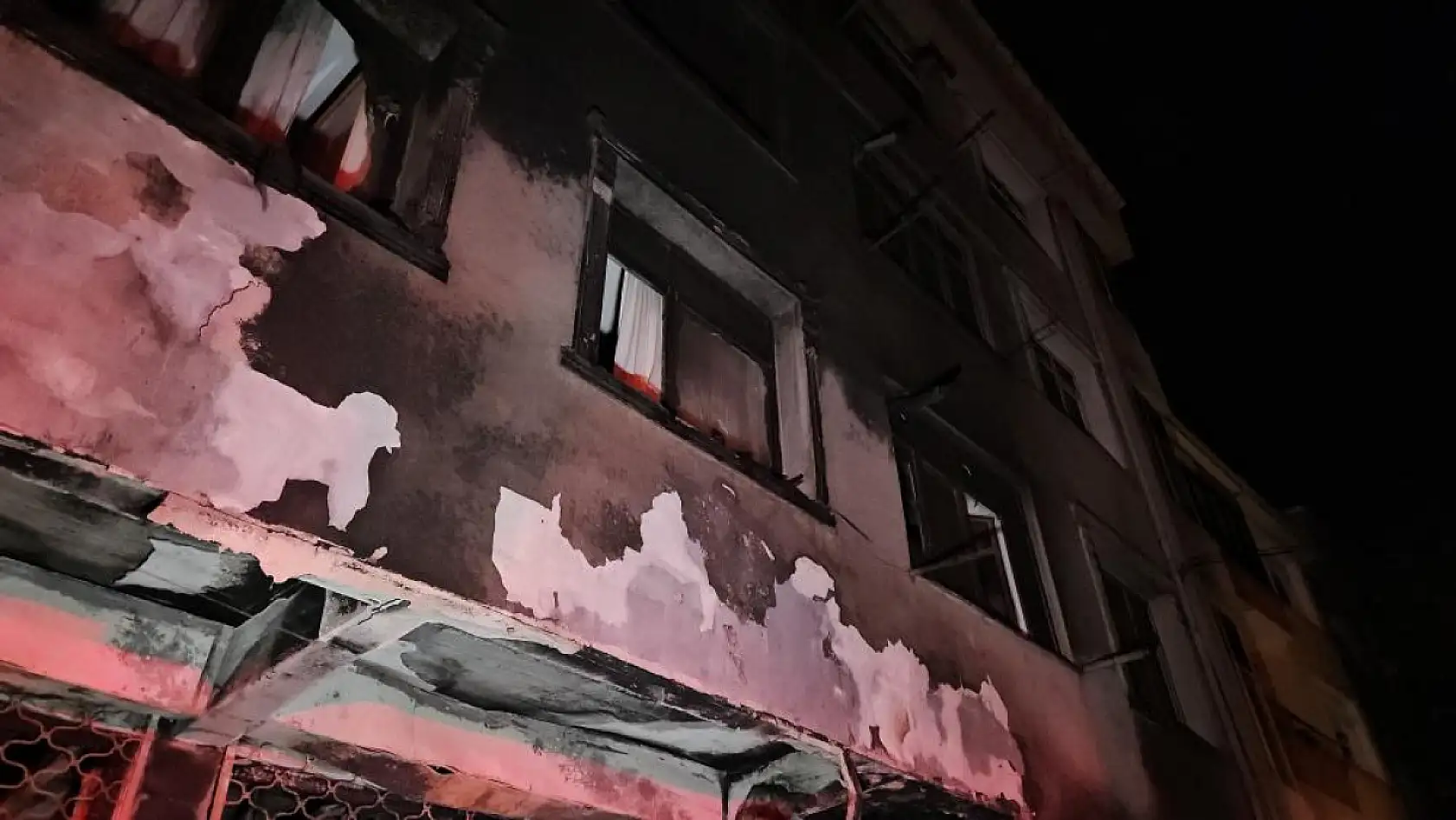 Beyaz eşya deposunda çıkan yangın 3 katlı binayı kül etti