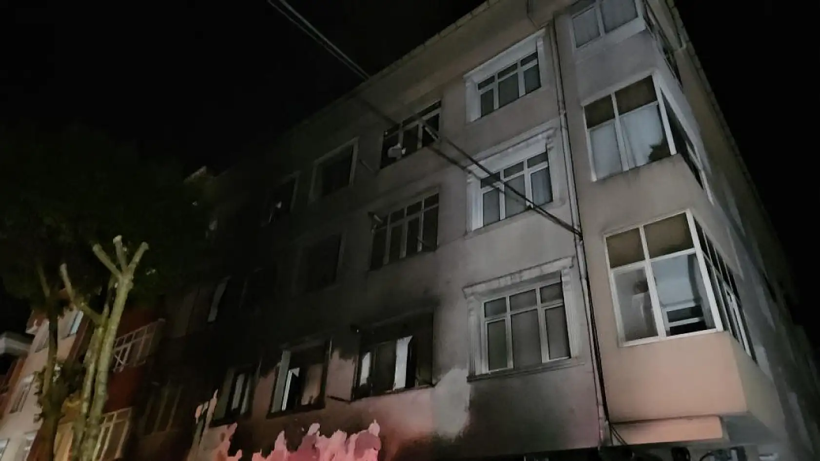 Beyaz eşya deposunda çıkan yangın 3 katlı binayı kül etti