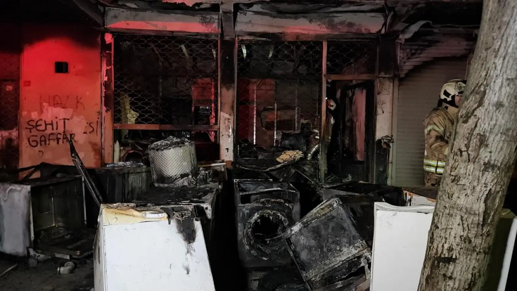 Beyaz eşya deposunda çıkan yangın 3 katlı binayı kül etti