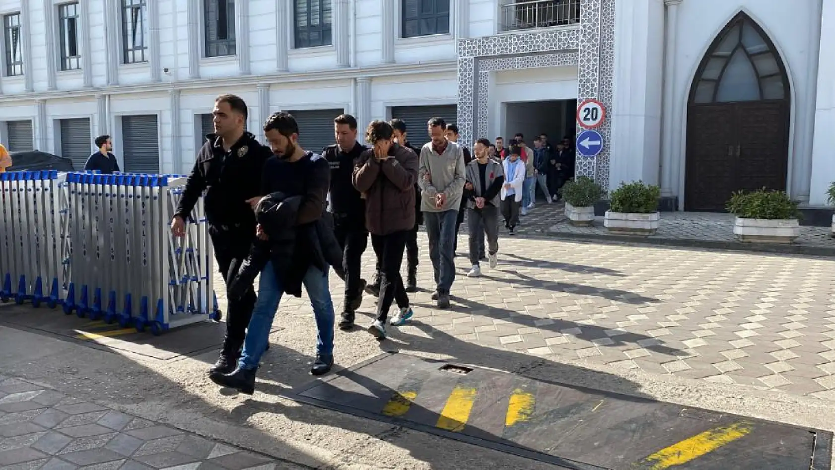 Muğla dahil 28 ilde dolandırıcılık operasyonu: Sahte araç kiralama sitesiyle 122 kişiyi tuzağa düşürdüler