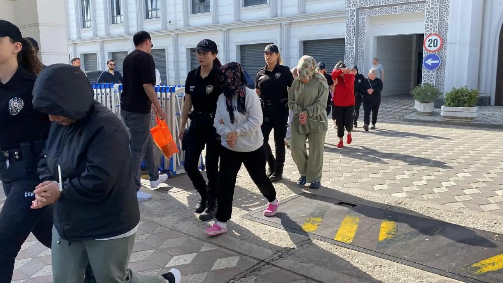 Muğla dahil 28 ilde dolandırıcılık operasyonu: Sahte araç kiralama sitesiyle 122 kişiyi tuzağa düşürdüler