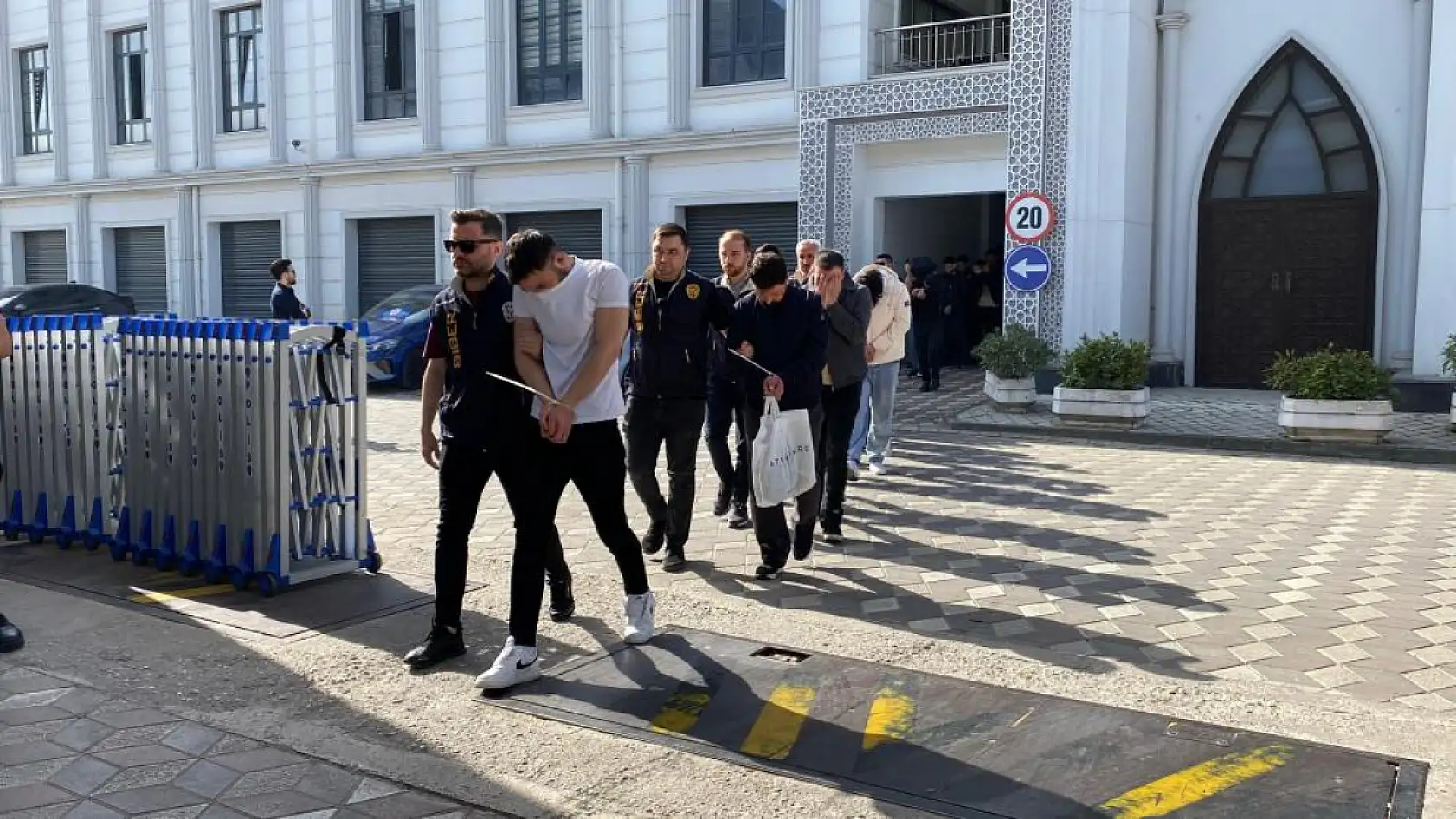 Muğla dahil 28 ilde dolandırıcılık operasyonu: Sahte araç kiralama sitesiyle 122 kişiyi tuzağa düşürdüler