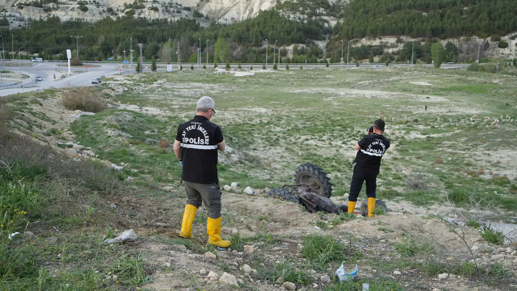 Traktör şarampole devrildi: 1 ölü