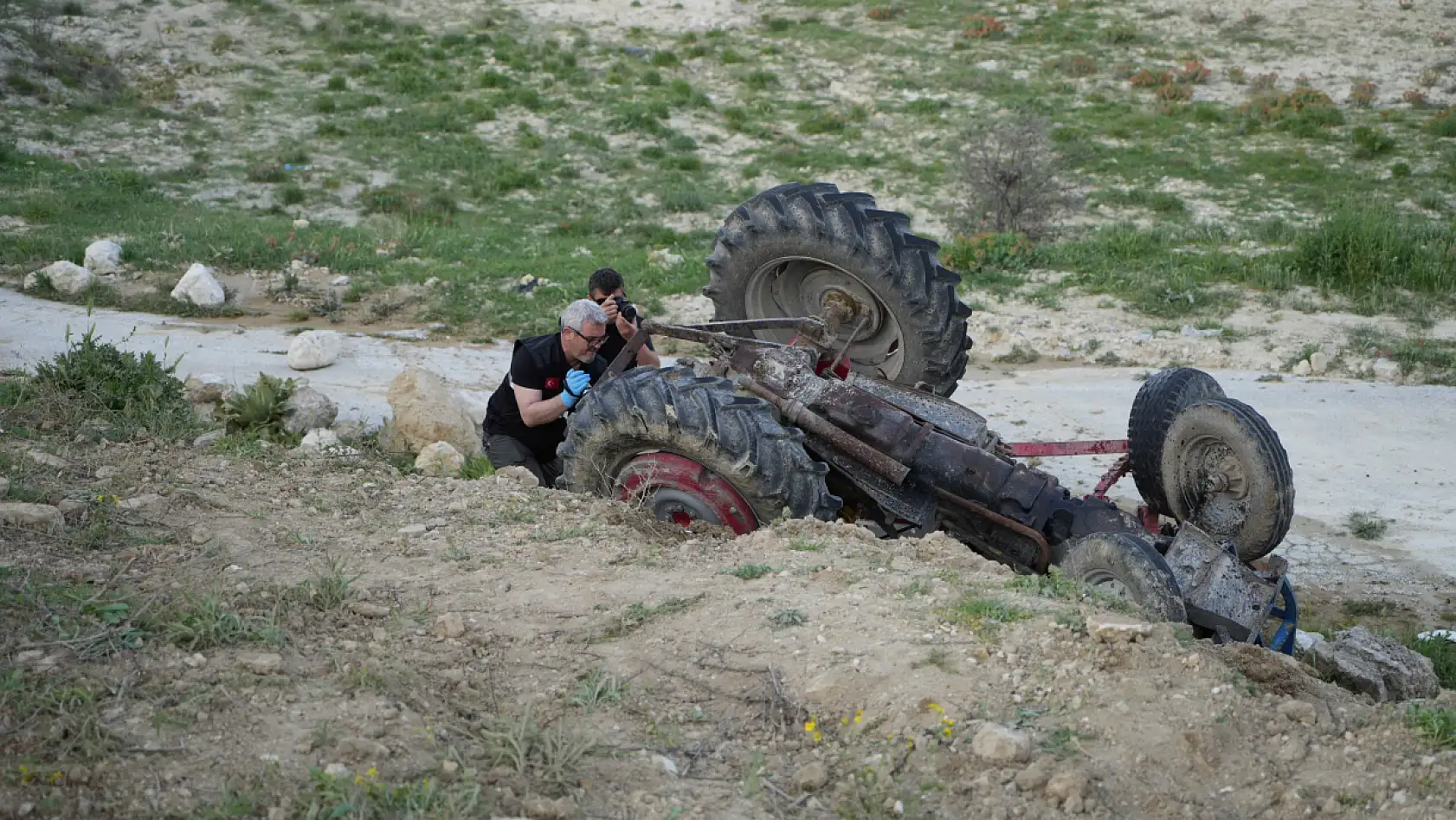 Traktör şarampole devrildi: 1 ölü