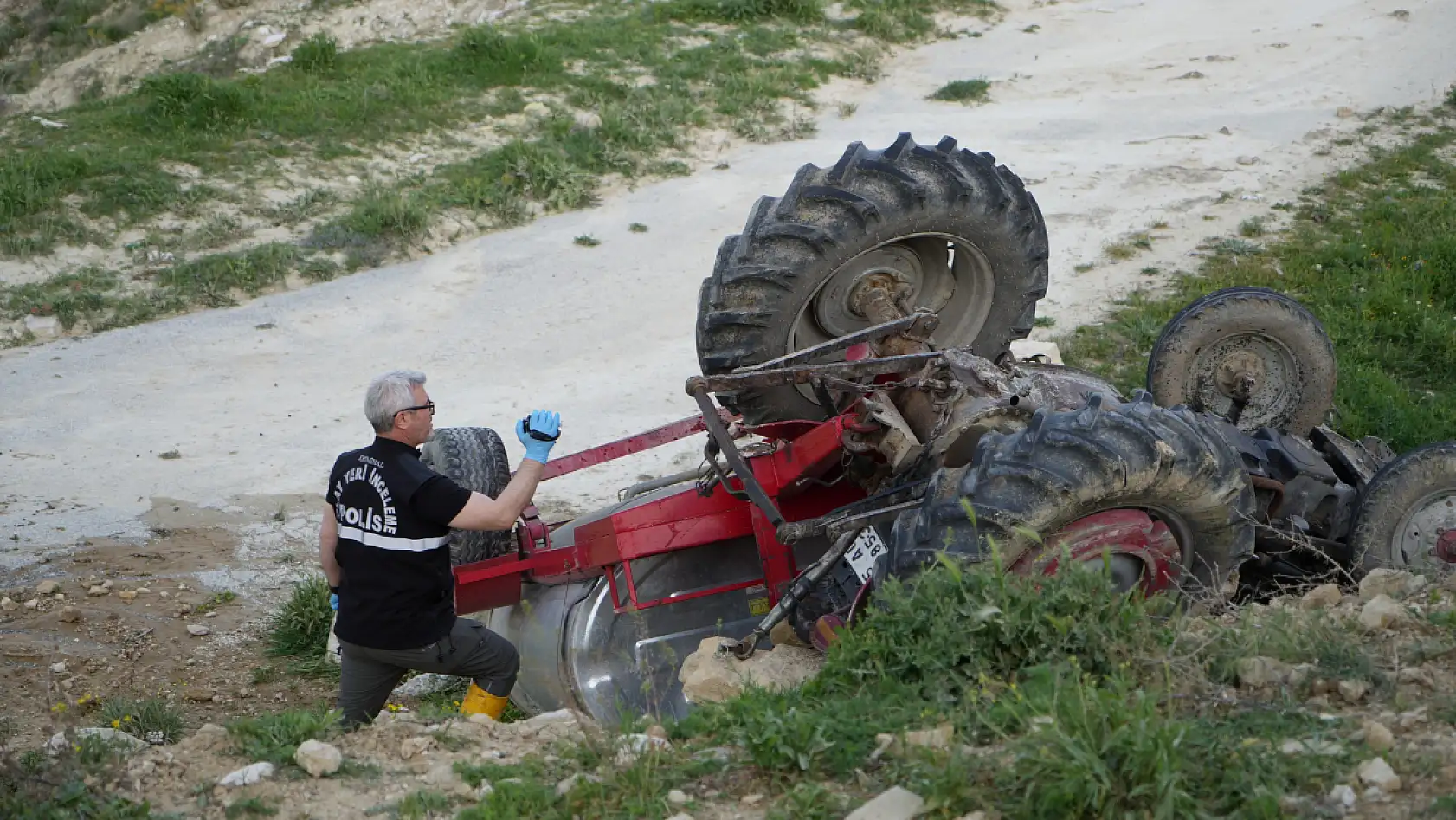 Traktör şarampole devrildi: 1 ölü