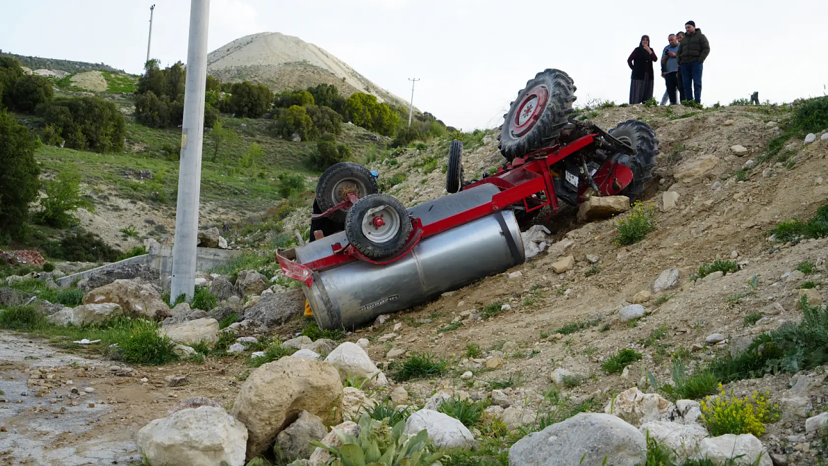 Traktör şarampole devrildi: 1 ölü