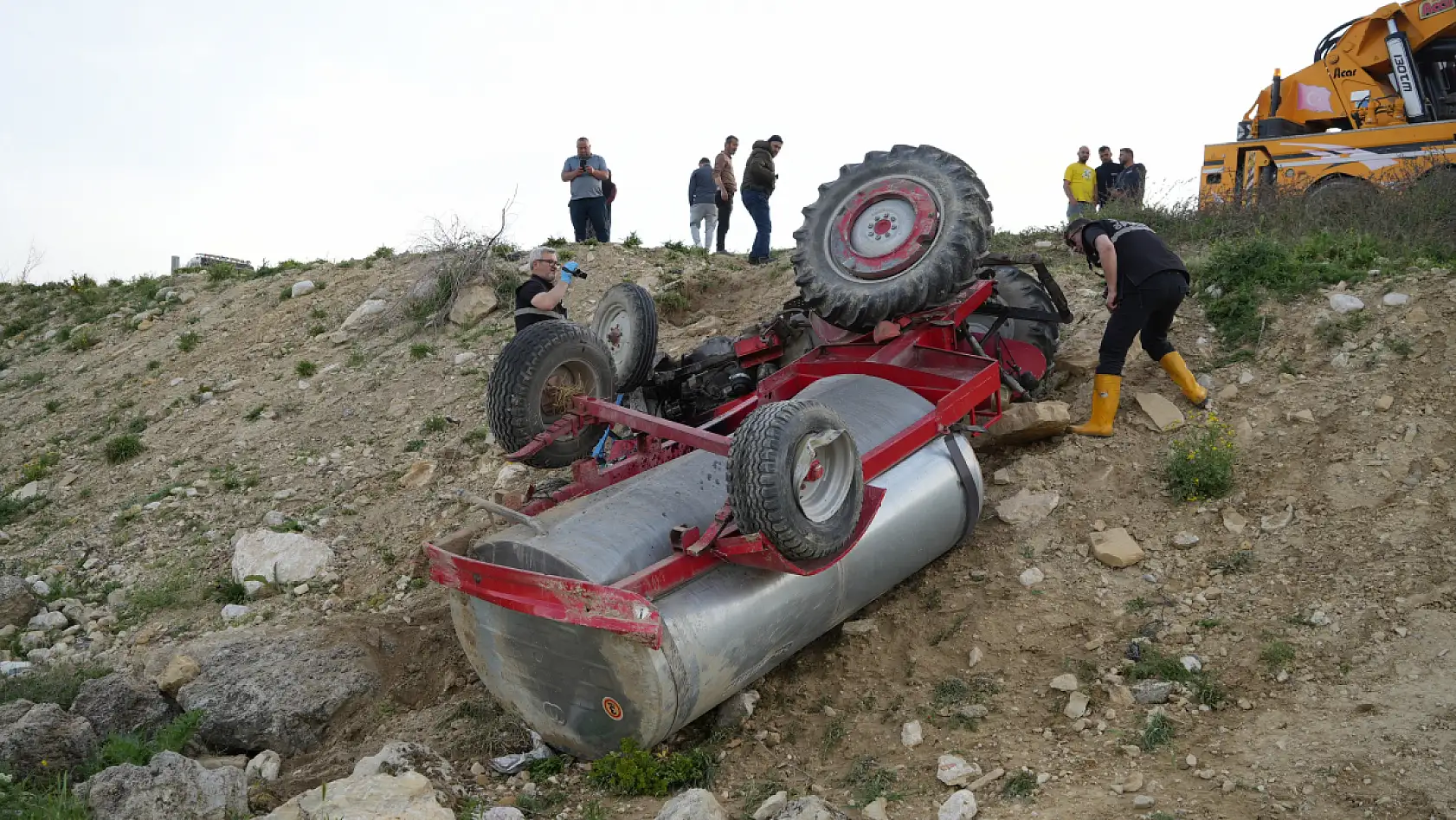 Traktör şarampole devrildi: 1 ölü